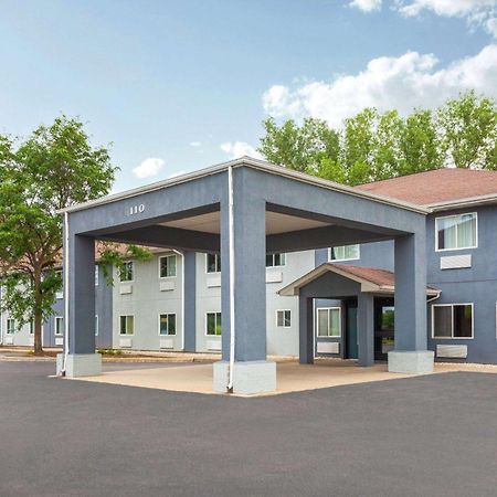 Super 8 By Wyndham Mchenry Fox Lake Area Exterior photo