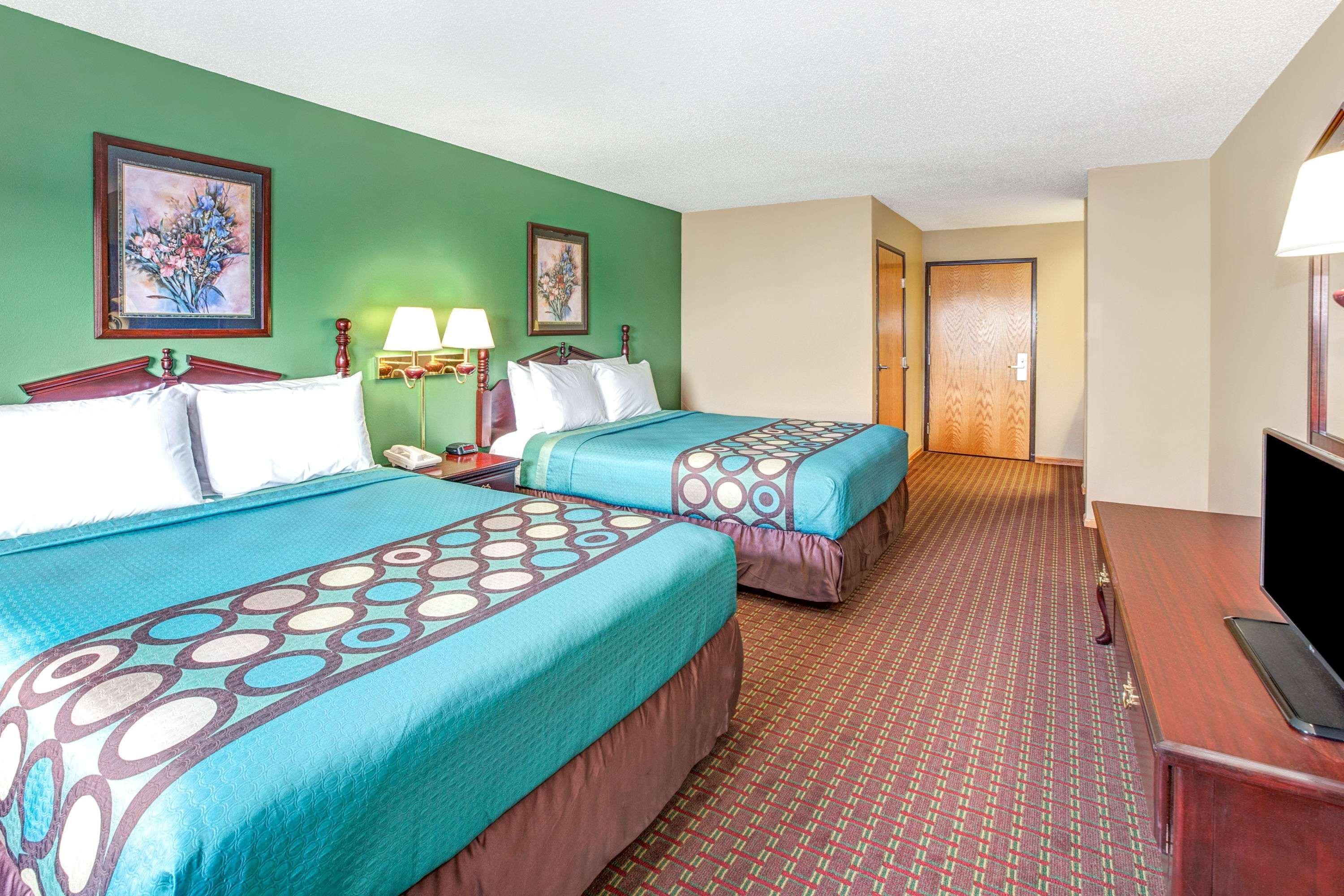 Super 8 By Wyndham Mchenry Fox Lake Area Exterior photo