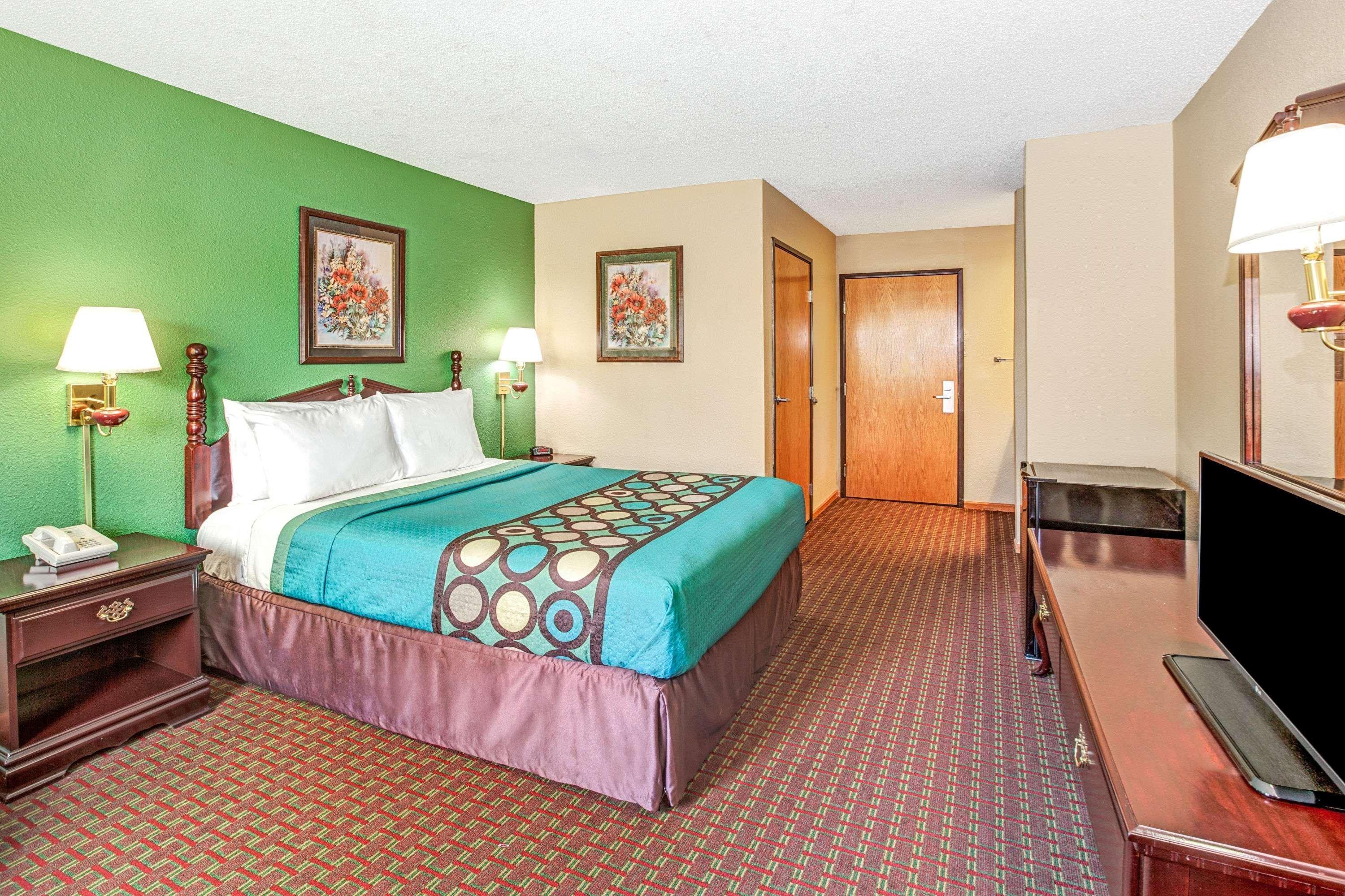 Super 8 By Wyndham Mchenry Fox Lake Area Exterior photo