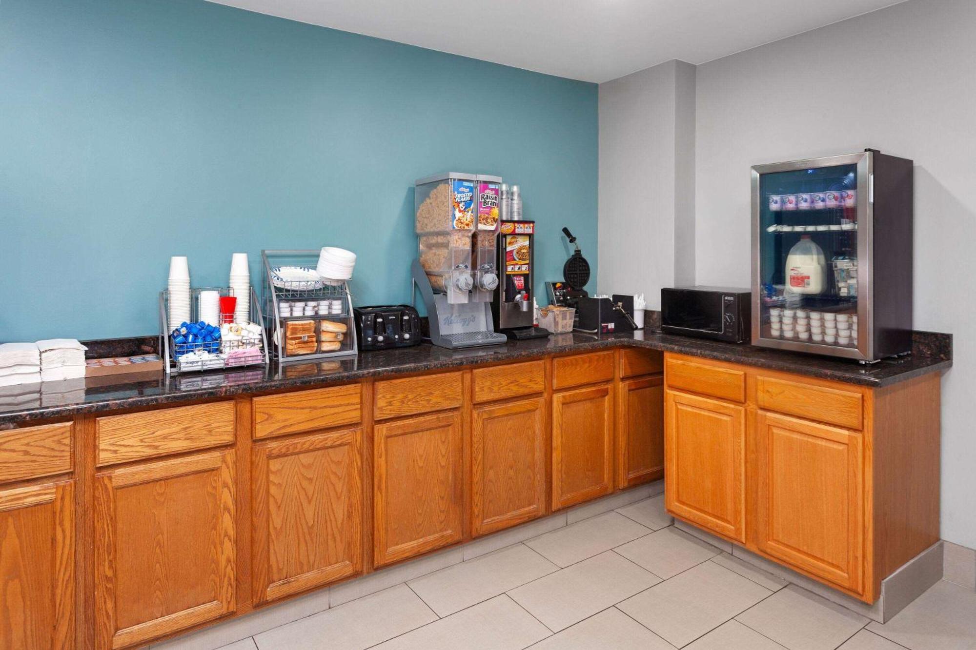 Super 8 By Wyndham Mchenry Fox Lake Area Exterior photo