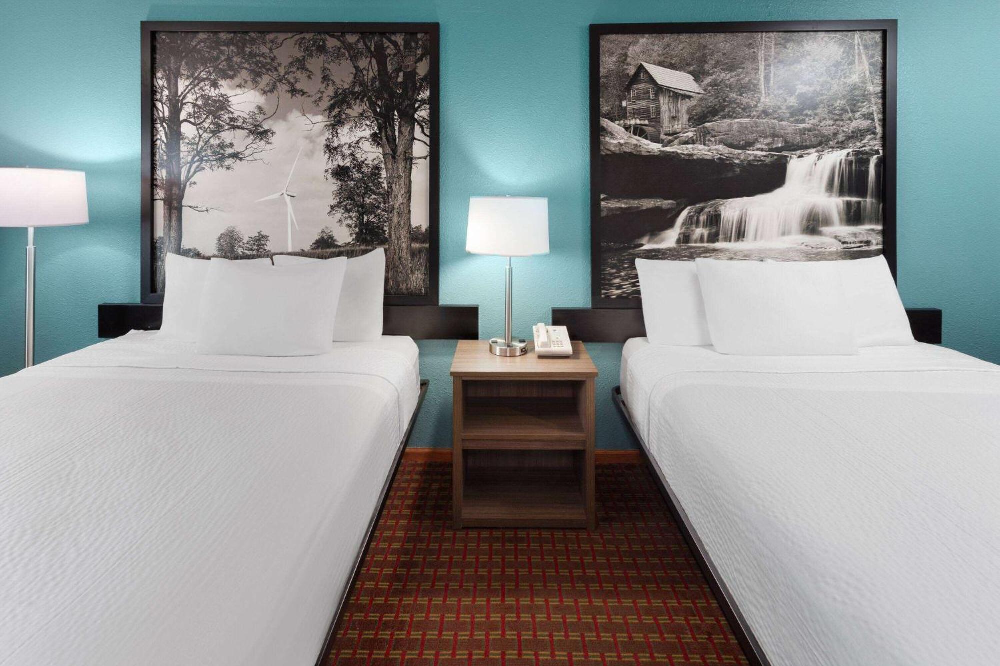 Super 8 By Wyndham Mchenry Fox Lake Area Exterior photo