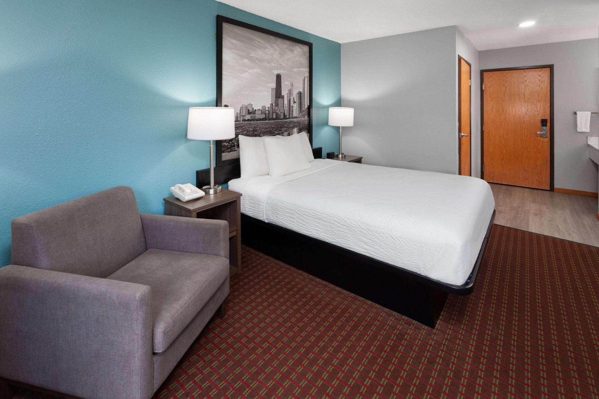 Super 8 By Wyndham Mchenry Fox Lake Area Exterior photo