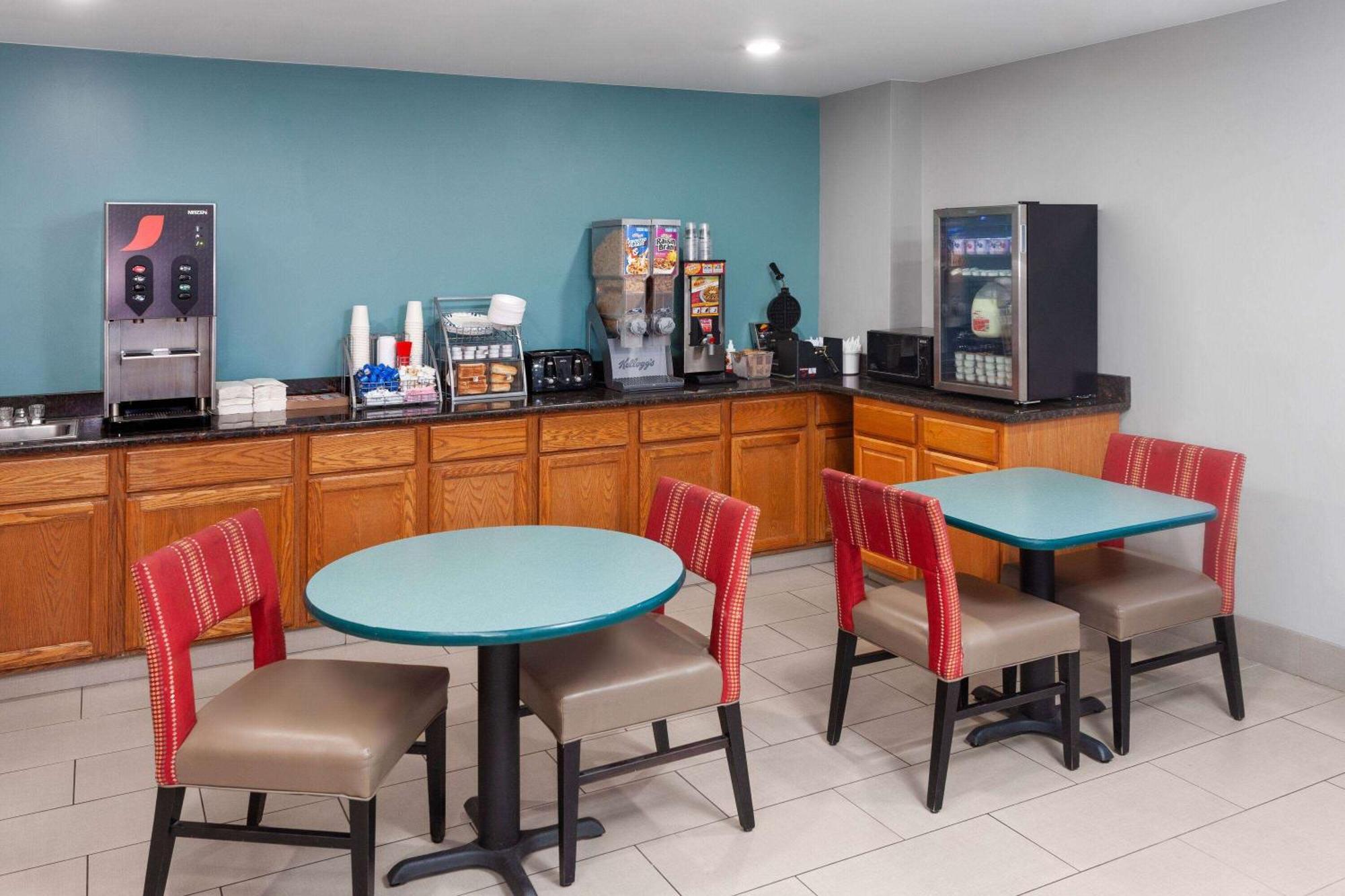 Super 8 By Wyndham Mchenry Fox Lake Area Exterior photo