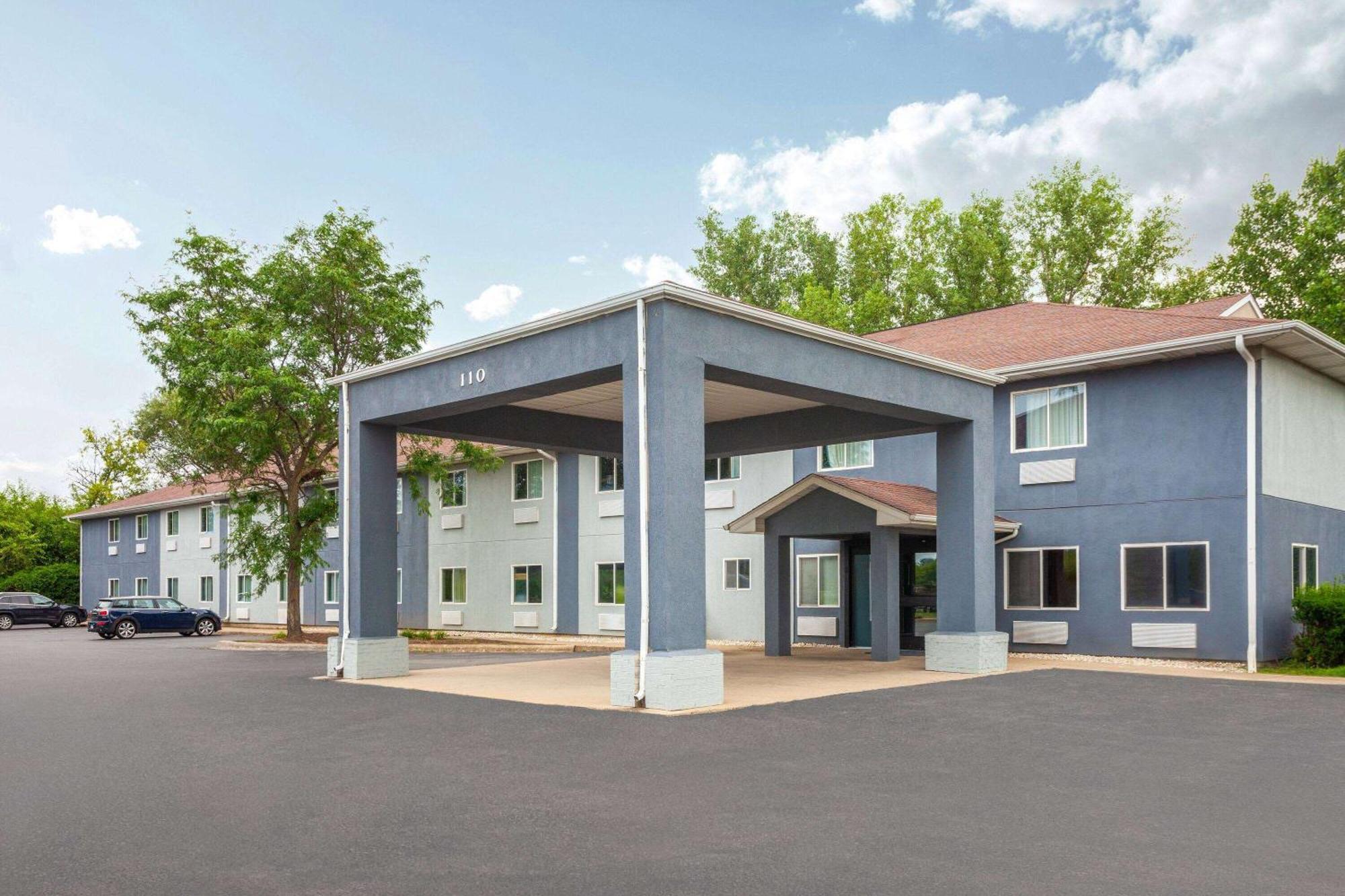 Super 8 By Wyndham Mchenry Fox Lake Area Exterior photo