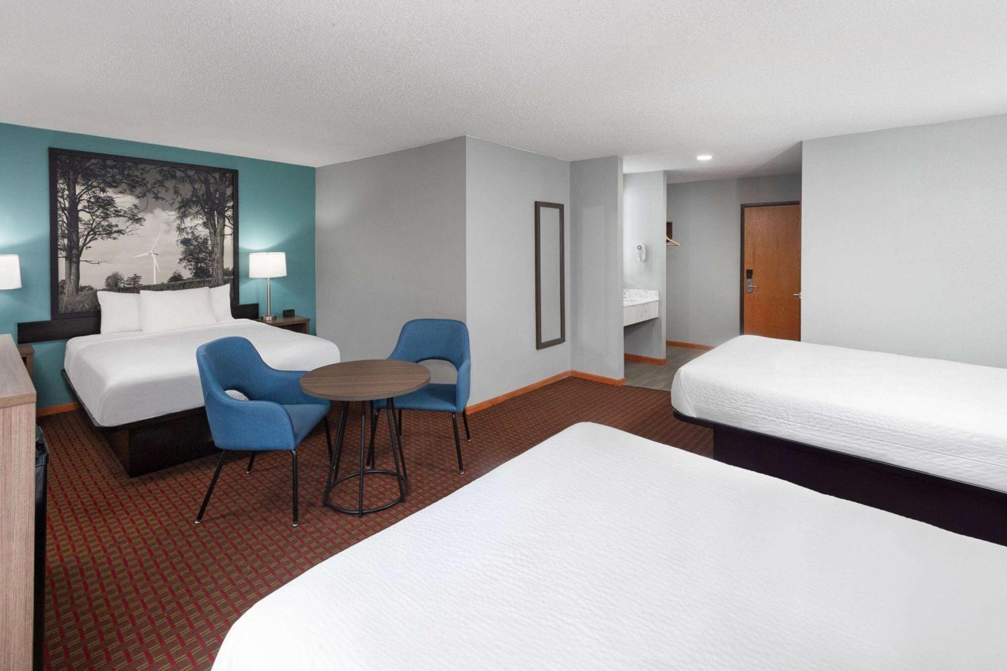 Super 8 By Wyndham Mchenry Fox Lake Area Exterior photo