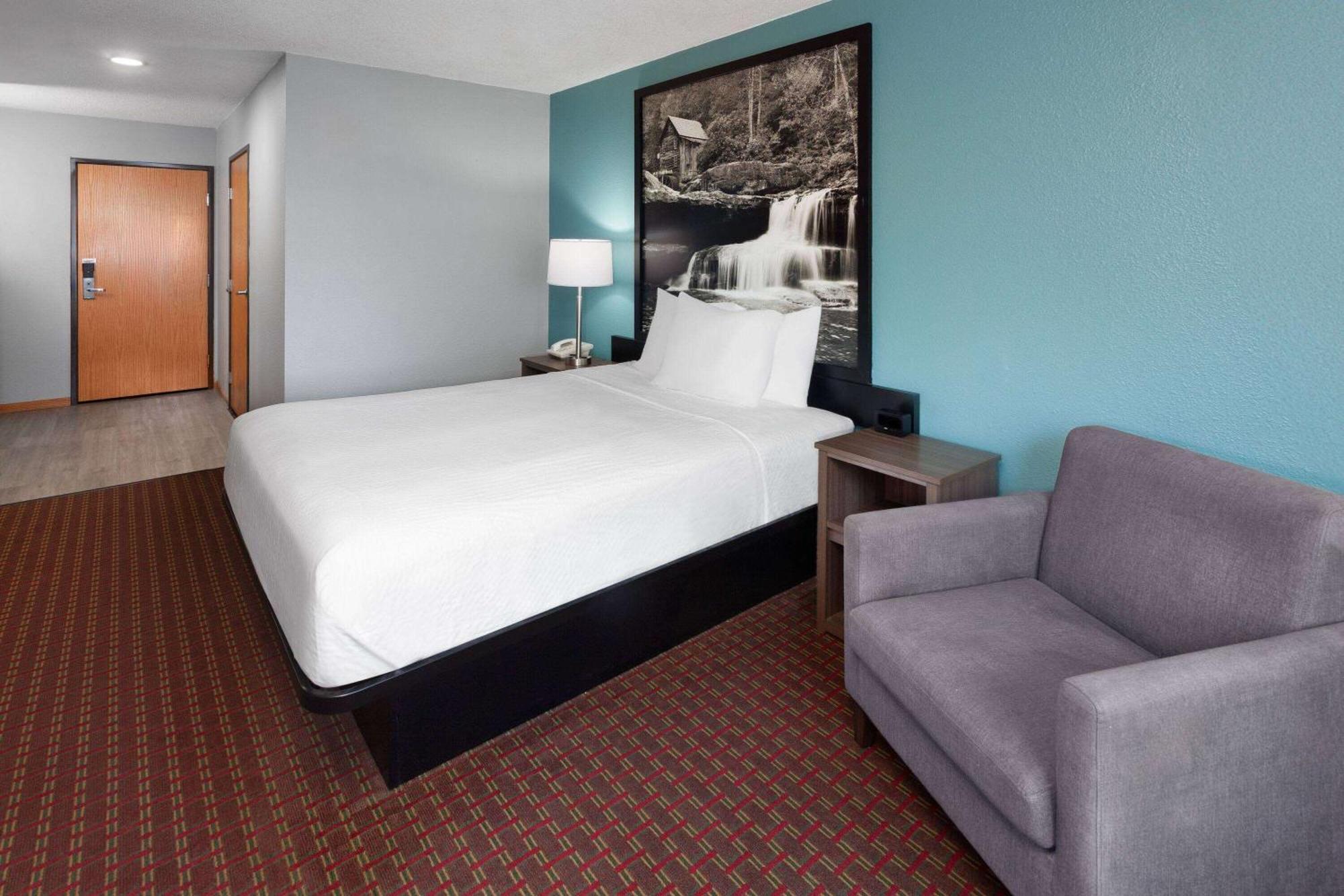 Super 8 By Wyndham Mchenry Fox Lake Area Exterior photo