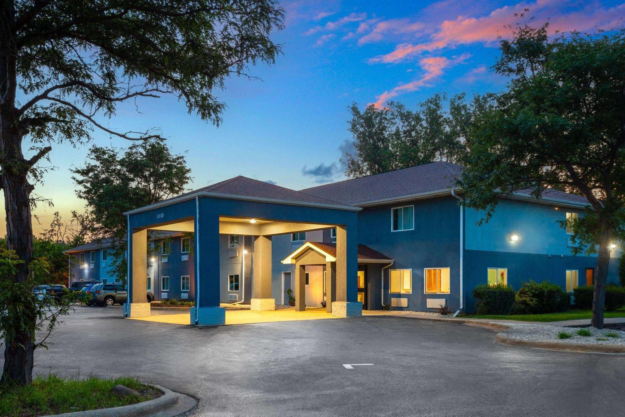 Super 8 By Wyndham Mchenry Fox Lake Area Exterior photo
