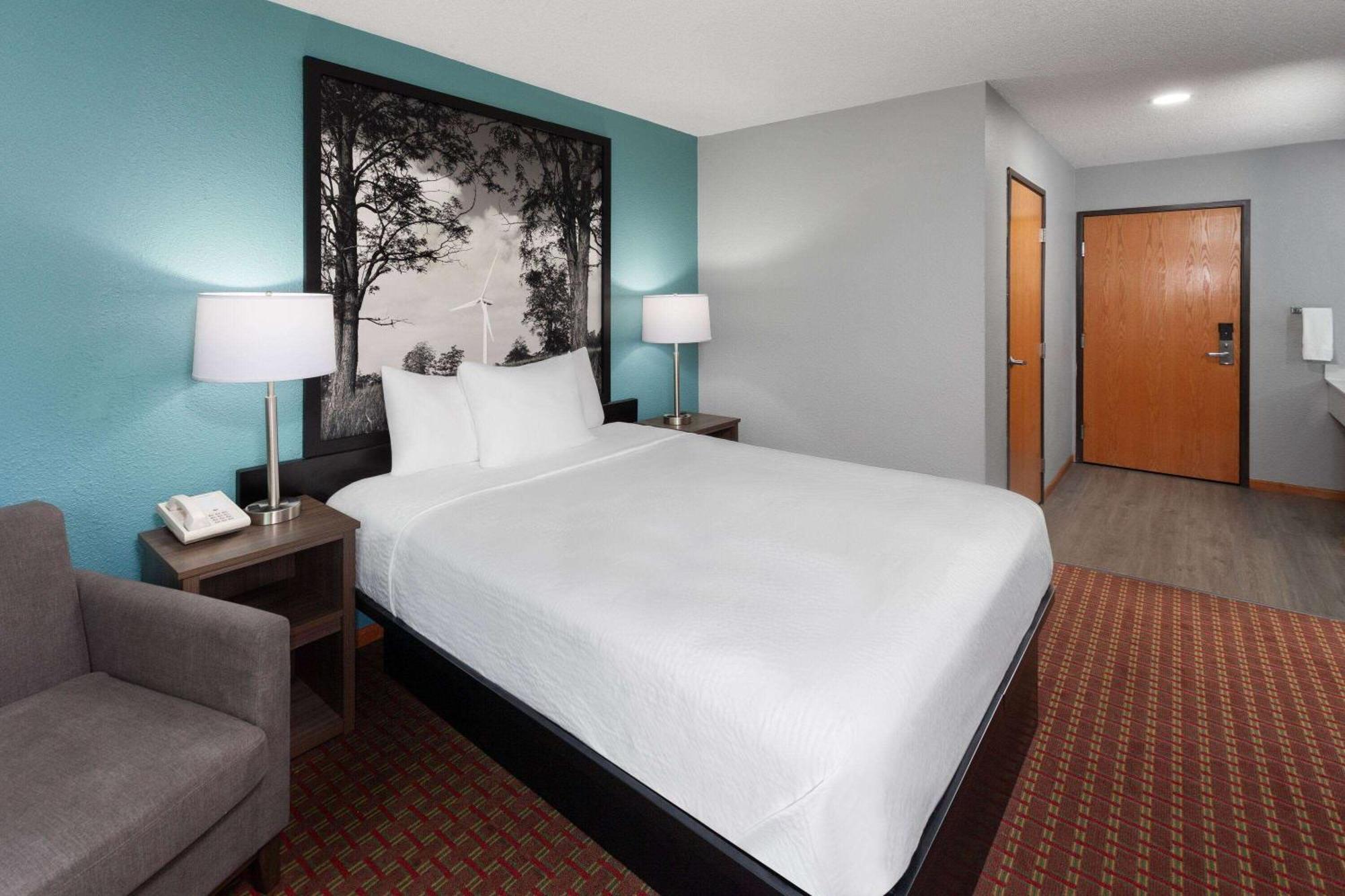 Super 8 By Wyndham Mchenry Fox Lake Area Exterior photo