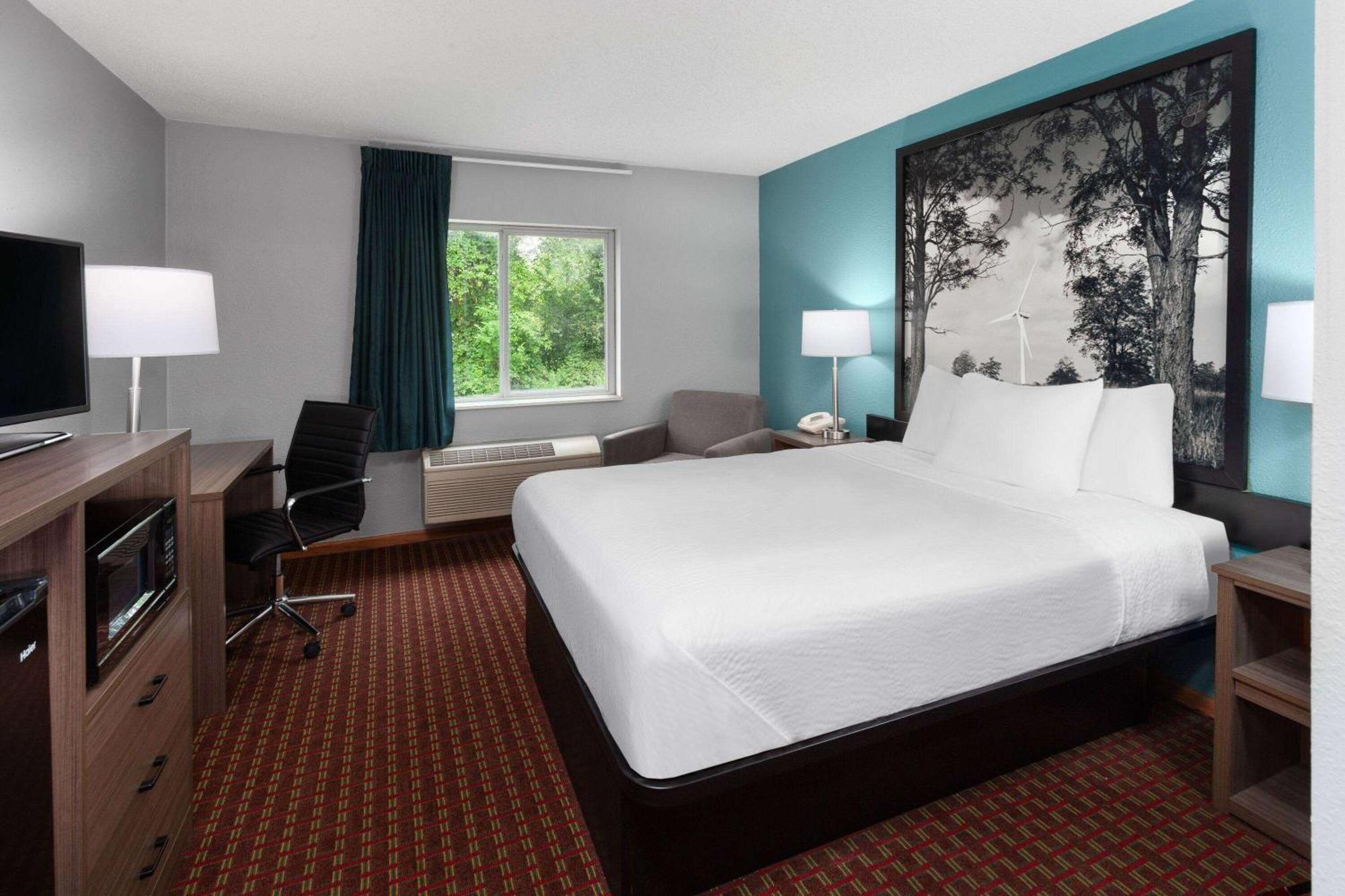 Super 8 By Wyndham Mchenry Fox Lake Area Exterior photo