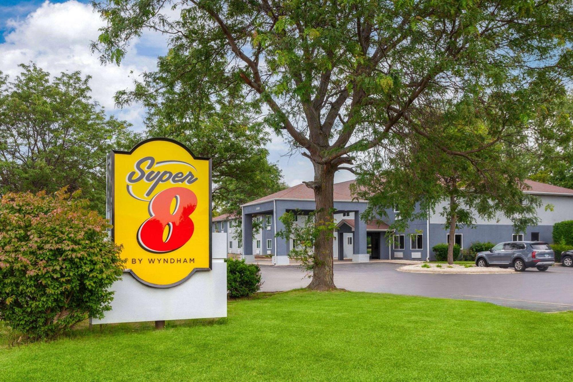 Super 8 By Wyndham Mchenry Fox Lake Area Exterior photo