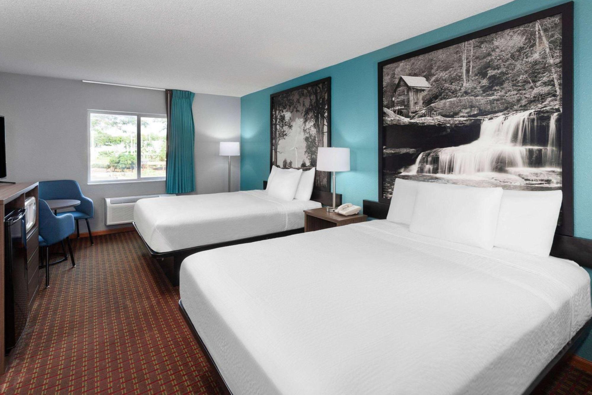 Super 8 By Wyndham Mchenry Fox Lake Area Exterior photo